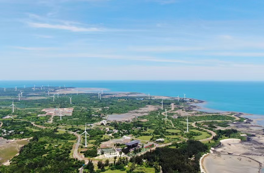 海南環島旅游公路入選第一批旅游公路項目名單。上為俯瞰圖，儋州火山海岸美如畫。人民網記者 符武平攝