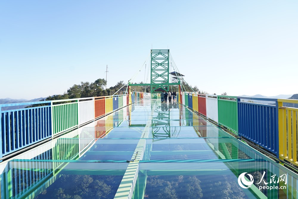 彩色玻璃棧道橫亙山野，讓蘇家山村愈發贏得年輕人青睞。人民網記者 蘭志飛攝