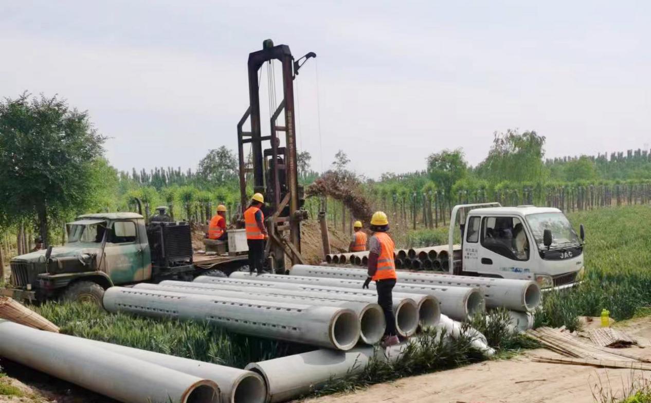 當地組織協調相關部門新打機井40眼，圖為打井現場。濟南市信訪局供圖