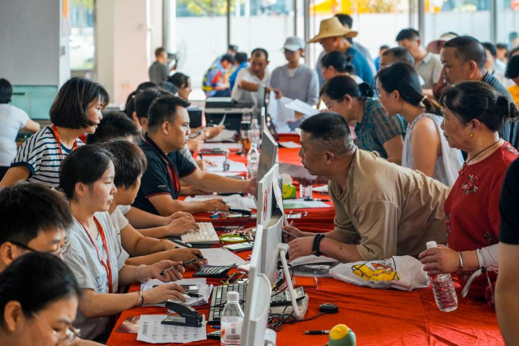    選房現場，村民們正在提交審核資料。人民網 涂詩軒攝